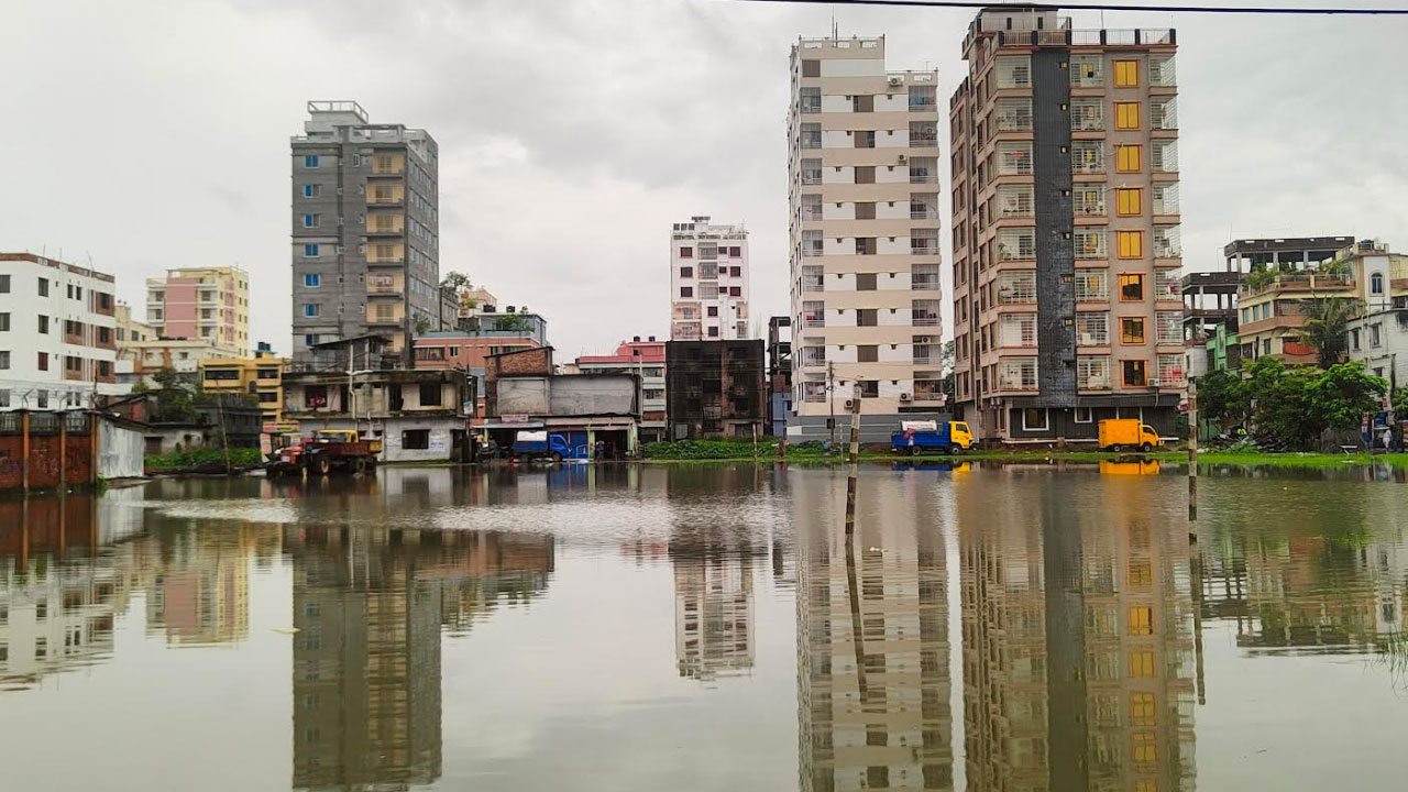 দক্ষিণাঞ্চলের নদীগুলোতে পানি বিপৎসীমার ওপরে, শহরাঞ্চলে জলাবদ্ধতার ভোগান্তি